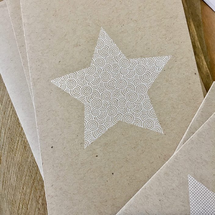 Die neue Kollektion von Weihnachtskarten ist da – weiße Sterne auf Naturpapier